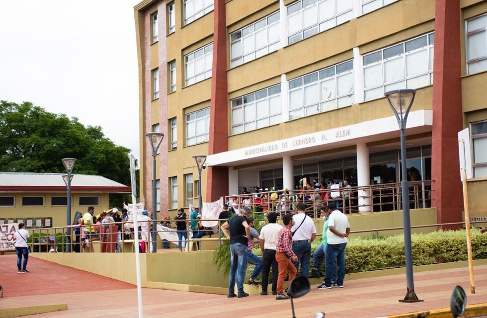 Alem: manifestantes frente a la municipalidad no dejaban salir e ingresar a nadie