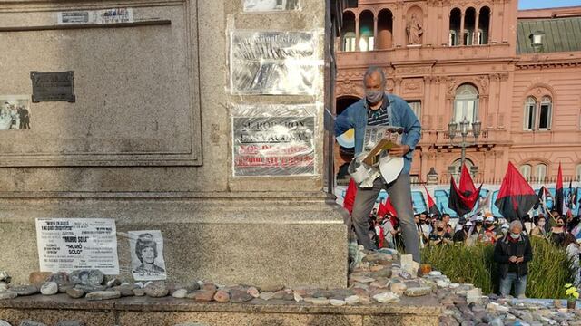 Vandalizaron el memorial de las piedras de las víctimas del Covid-19, entre otros, la foto de Solange Musse.