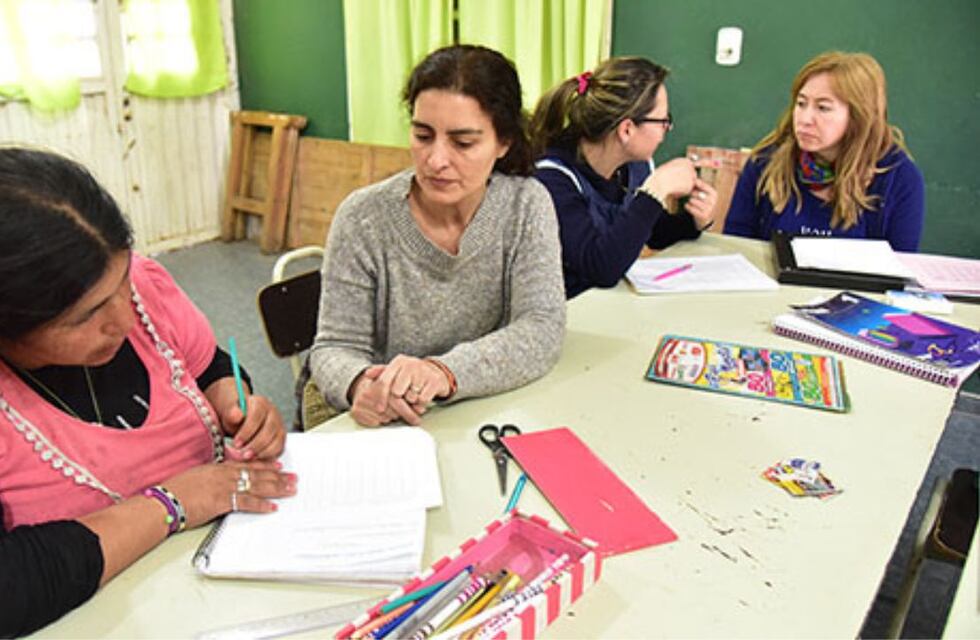 Tiene 40 años y para terminar la primaria, asiste a clases con su bebé: su docente ayuda a cuidar a la niña