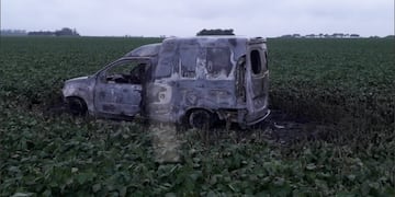 Utilitario incendiado a la vera de la ruta 34