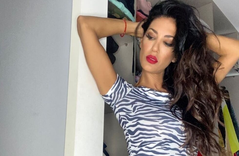 Silvina Escudero sube la temperatura bailando con una microbikini plateada