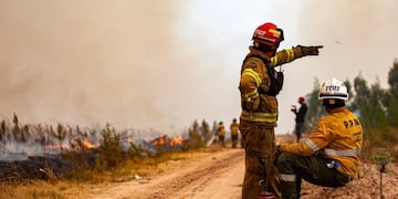 Los bomberos cordobeses del Etac que participan del combate a las llamas en Corrientes. (Prensa Gobierno)