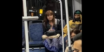Una mujer no se quiso poner el barbijo y mantuvo una feroz discusión con los pasajeros. / Foto: captura de video