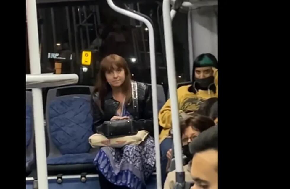 Bajaron de un colectivo a una mujer por no usar barbijo: “Viajamos con una Viviana Canosa”