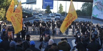 Colectiveros cortan el puente Pueyrredón en reclamo de mejoras salariales.