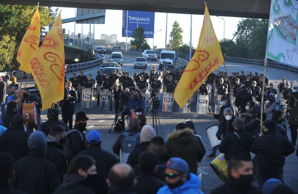 Choferes de colectivos realizaron cortes de tránsito en la General Paz y el puente Pueyrredón