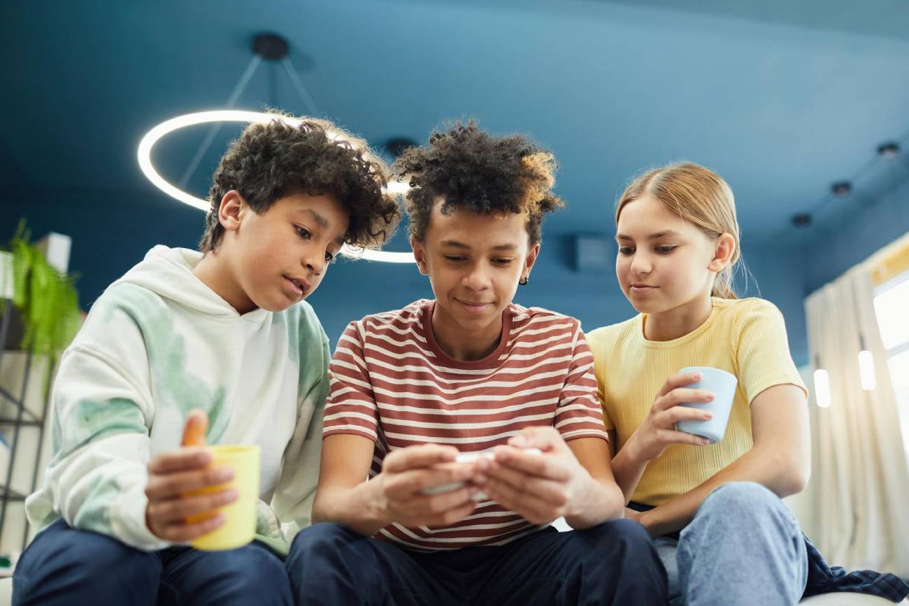 Durante el receso invernal crece la preocupación de las familias por el uso excesivo de celulares y tablets en niños. 7 de cada 10 padres temen por el impacto en su desarrollo social y emocional. (Infobip)