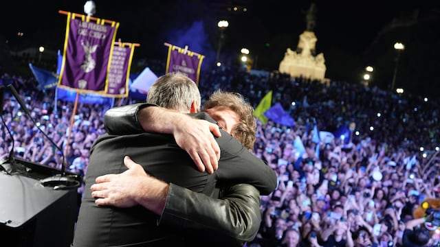 El presidente Javier Milei y el candidato a legislador Manuel Adorni en el Hotel Libertador (Foto: LLA)