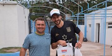 El profesor Sebastián Thimelthaler y Gastón Biganzoli, ganador de la categoría A