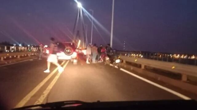 Trágico accidente sobre el Puente Internacional: una mujer cayó de una moto y fue arrollada por otra motocicleta.