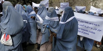 Cubiertas. Mujeres afganas reclaman que se apliquen las nuevas leyes que establecen la igualdad (AP).
