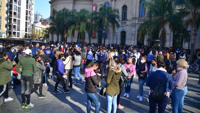 Organizaciones sociales se concentran frente al Patio Olmos (Pedro Castillo/LaVoz).