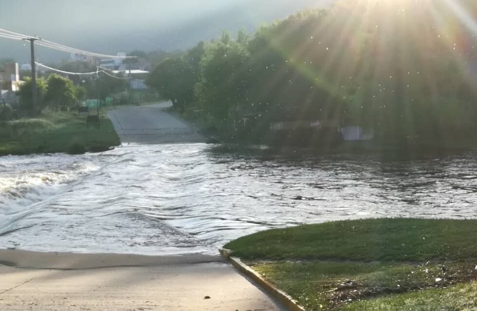 Ingresó una creciente con un pico de tres metros a la altura del vado Las Brisas en San Antonio de Arredondo