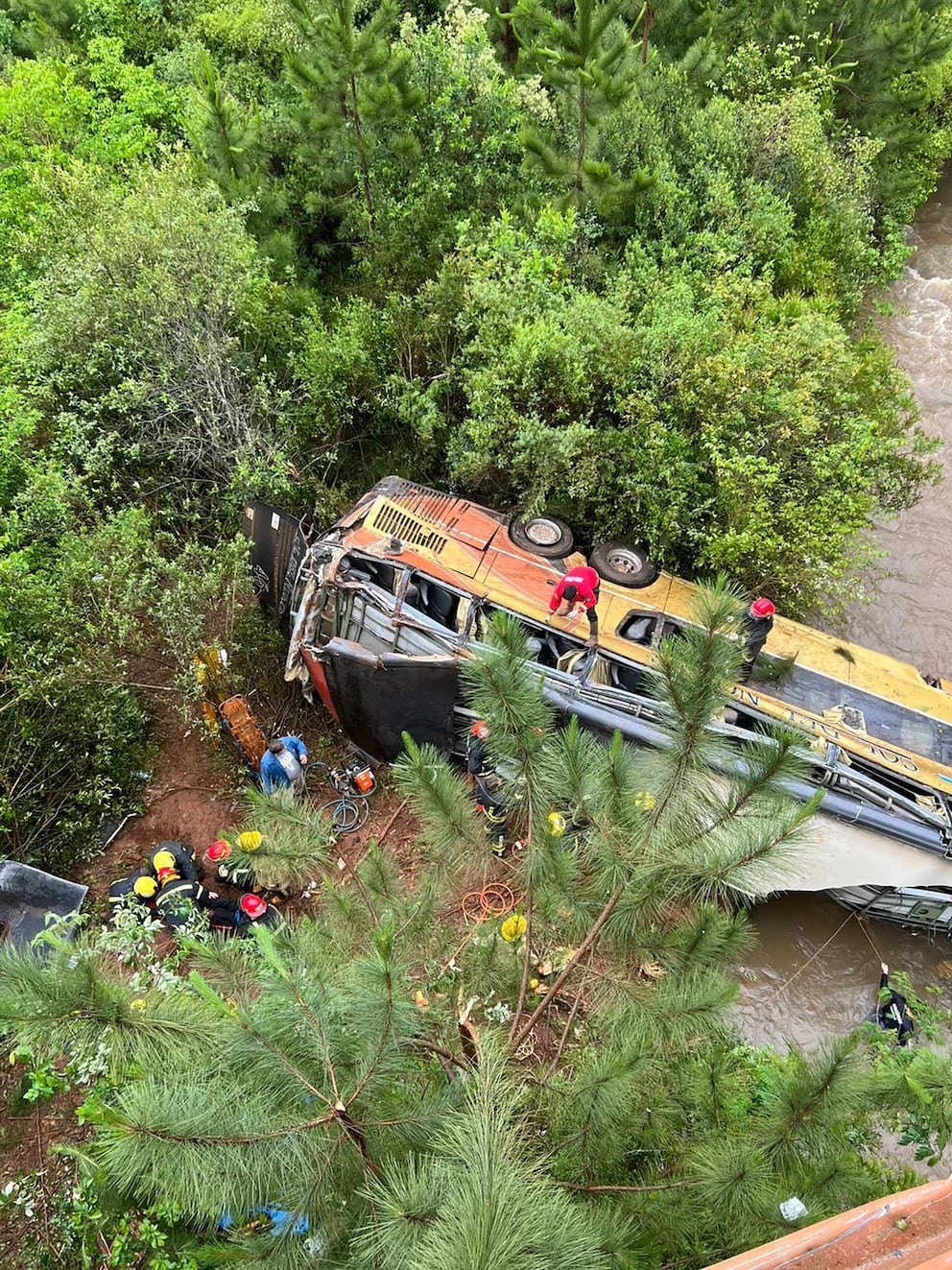 Cómo fue el accidente en el que el micro cayó del puente en Misiones