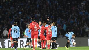 Patadón del argentino Lucas Esquivel en el equipo brasileño, con uno menos ante Belgrano (Facundo Luque / La Voz)