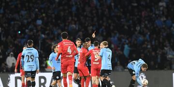 Patadón del argentino Lucas Esquivel en el equipo brasileño, con uno menos ante Belgrano (Facundo Luque / La Voz)