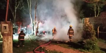 Incendio fatal en Leandro N. Alem: un padre y su hijo fallecieron.