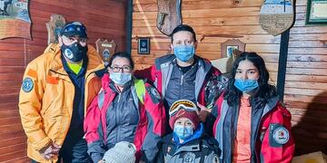 Los docentes antárticos para la campaña 2022, al momento de ser recibidos con sus hijos en la Base Antártica Esperanza, por el jefe de Base, coronel Fernando Morales.
