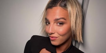 Sara Sklate, la periodista de River, lució la prenda tendencia del verano y la combinó con las botas de la temporada