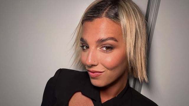 Sara Sklate, la periodista de River, lució la prenda tendencia del verano y la combinó con las botas de la temporada