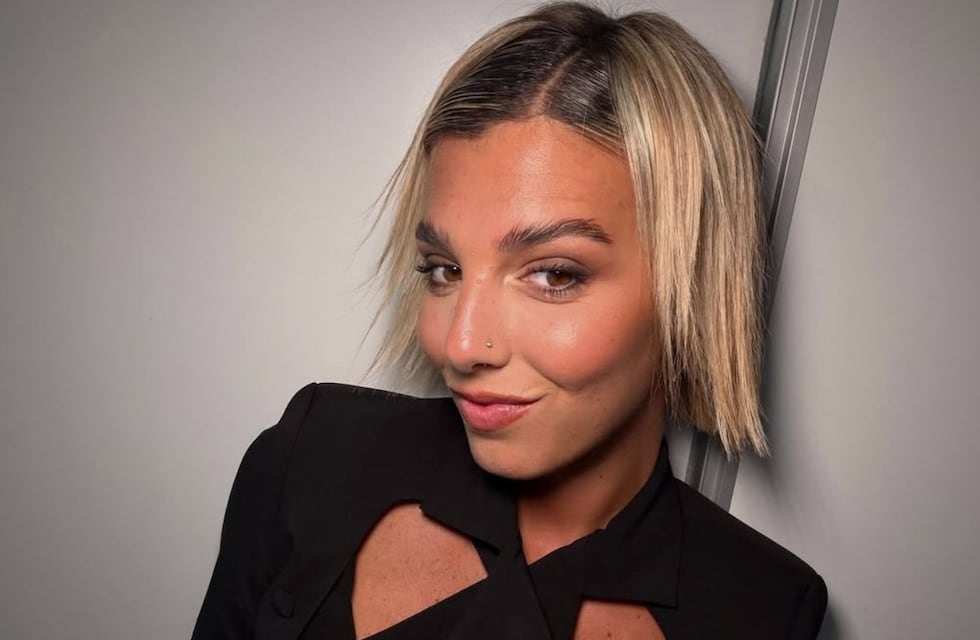 Sara Sklate, la periodista de River, lució la prenda tendencia del verano y la combinó con las botas de la temporada