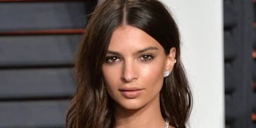 Emily Ratajkowski subió la temperatura al posar en microbikini.