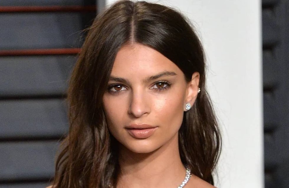 Emily Ratajkowski hizo una jugada sesión de fotos sin corpiño y desafió los límites de la censura