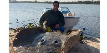 Los pescadores se sacaron fotos con el ejemplar capturado. Según ellos, tras las fotos, fue regresado al agua.