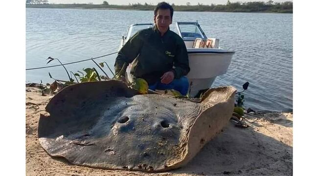 Los pescadores se sacaron fotos con el ejemplar capturado. Según ellos, tras las fotos, fue regresado al agua.