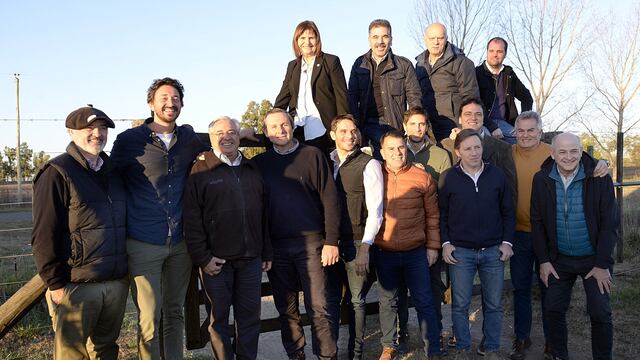 Patricia Bullrich junto a Néstor Grindetti, Cristian Ritondo e intendentes bonaerenses en una recorrida de campaña. Foto: Corresponsalía.