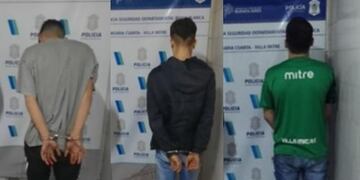 Robaron varios elementos de un auto y fueron detenidos