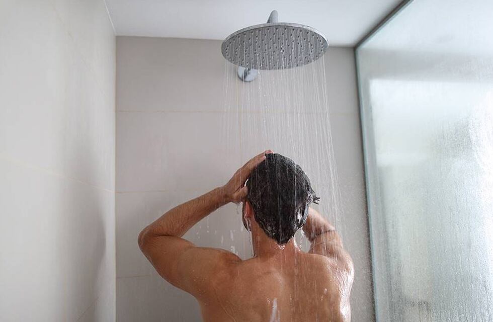 Bañarse de día o de noche: cuál es la mejor opción, según una experta