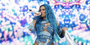 Karol G tiene su muñeca Barbie. (Amy Harris/invision/AP).