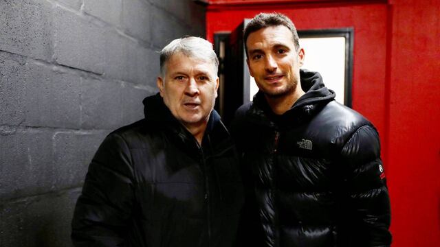 El "Tata" y el pujatense conversaron en un pasillo de los palcos del Estadio Marcelo Bielsa.