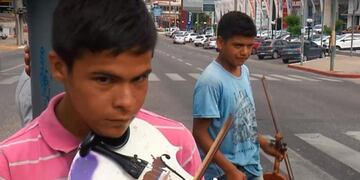 Axel y Oscar comparten la pasión por la música y tienen sueños por delante (foto El Doce TV).