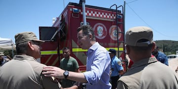 El vicegobernador Manuel Calvo, con los efectivos que combaten el incendio en Tala Cañada (Gobierno de Córdoba).