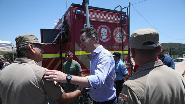 El vicegobernador Manuel Calvo, con los efectivos que combaten el incendio en Tala Cañada (Gobierno de Córdoba).