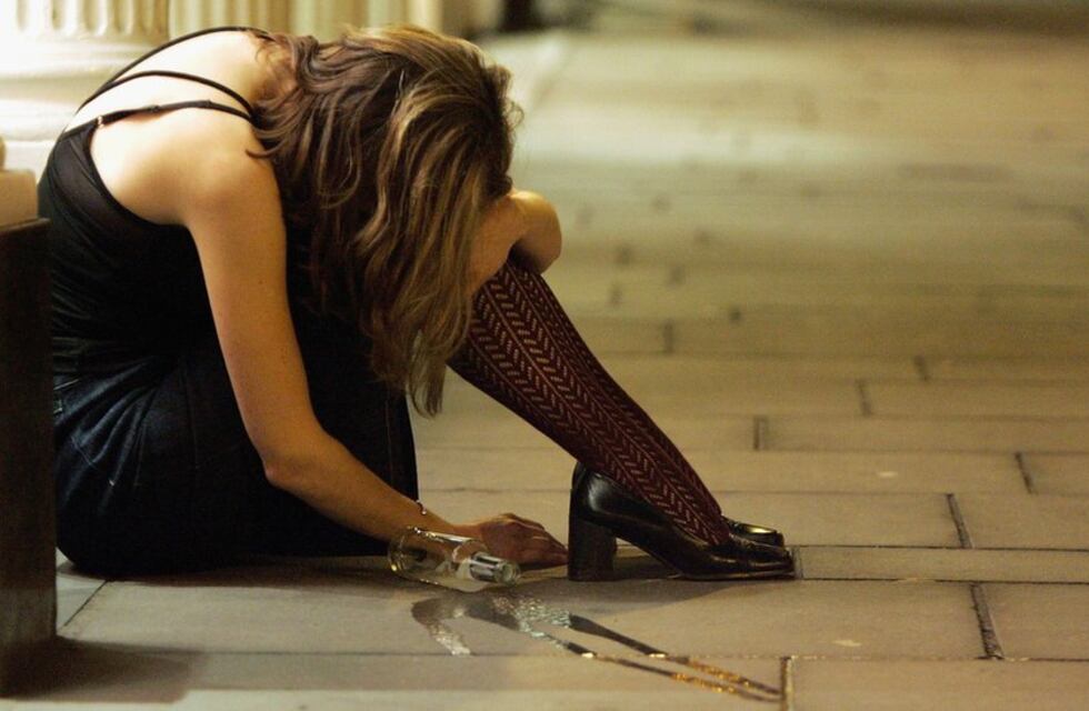 Aprovechó que estaba borracha, la acompañó al baño de un bar y abusó de ella