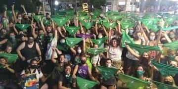 Festejos en la Plaza 25 de Mayo de Rafaela, por la aprobación de la ley del aborto (ILE)