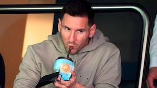 Messi tomando mate durante un partido.