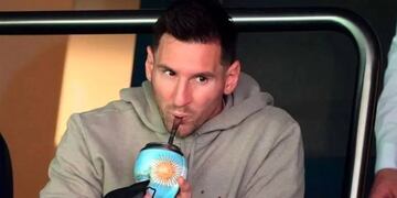 Messi tomando mate durante un partido.