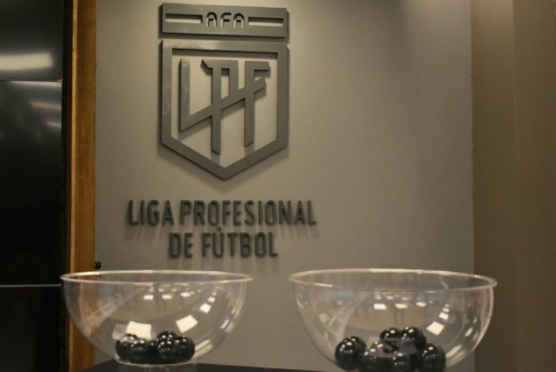Los bolilleros en las oficinas de la Liga Profesional en Buenos Aires. (Prensa Liga Profesional)