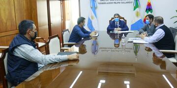 El gobernador junto a miembros de su gabinete recibió a empresario chino en el Salón de Acuerdos.