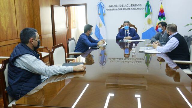El gobernador junto a miembros de su gabinete recibió a empresario chino en el Salón de Acuerdos.