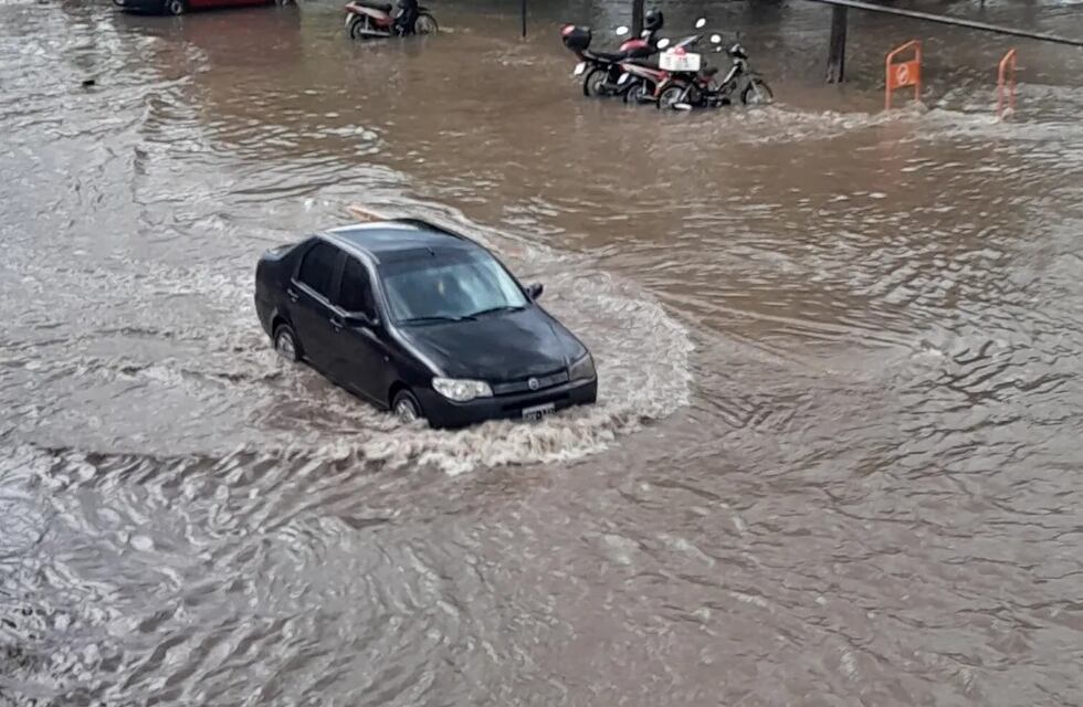 Temporal en Villa Dolores: calles inundadas, hospitales con filtraciones y vecinos... en canoas