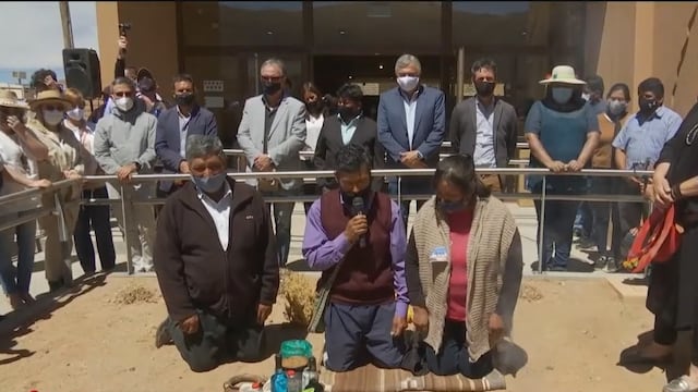Bajo un cielo casi completamente despejado y una temperatura por encima de los 25 grados, la inauguración del Centro de Interpretación Arqueológica comenzó con el tradicional ritual de agradecimiento a la Pachamama.