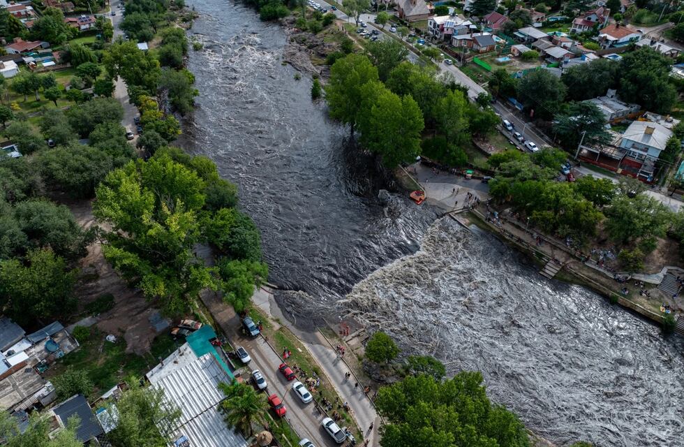 Ingresaron nuevas crecidas al San Antonio y el lago sigue con alto nivel en su caudal