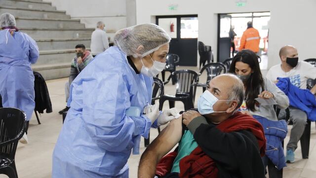 Vacunación contra el Covid-19 en el Estadio Arena de Villa Carlos Paz, (Foto: Municipalidad VCP).