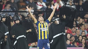 El mediocampista de 36 años terminó la celebración delante de un cordón policial.