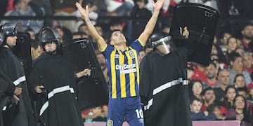 El mediocampista de 36 años terminó la celebración delante de un cordón policial.